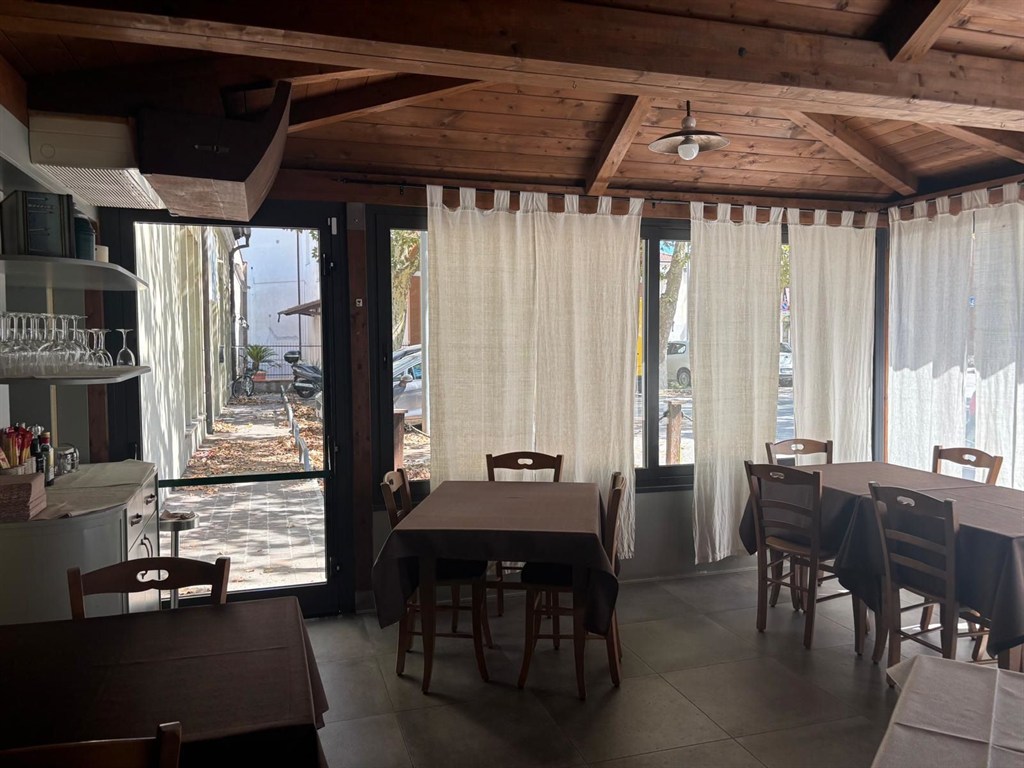 Proponiamo in vendita attività commerciale ( ristorante – pizzeria ) avviatissima con possibilità di acquisto affitto-riscato