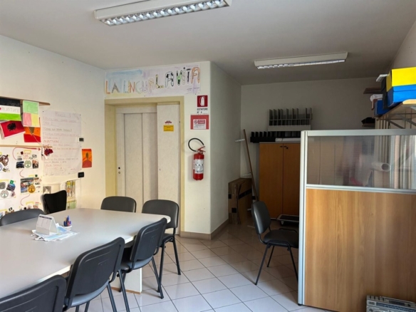 Proponiamo in vendita in zona tranquilla ed in pieno centro città, un immobile dislocato su due livelli, con ascensore interno e scala esterna. Possibilità di realizzare due appartamenti