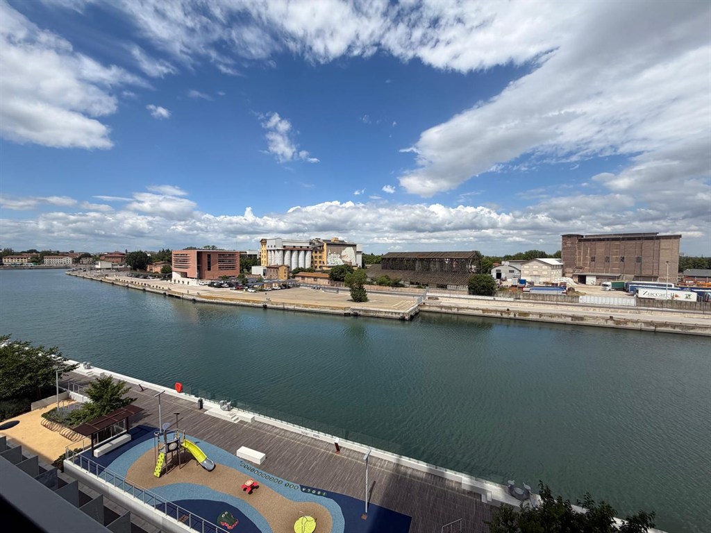APPARTAMENTO DI AMPIE DIMENSIONI IN ZONA DARSENA