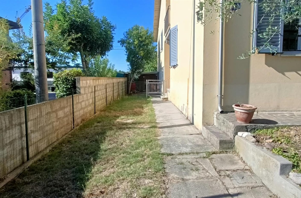 PORZIONE DI VILLETTA AD ANGOLO ZONA BORGO NUOVO/ ESP