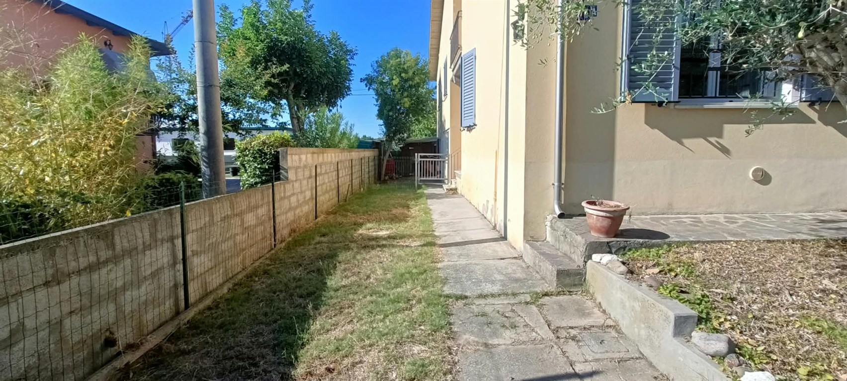 PORZIONE DI VILLETTA AD ANGOLO ZONA BORGO NUOVO/ ESP