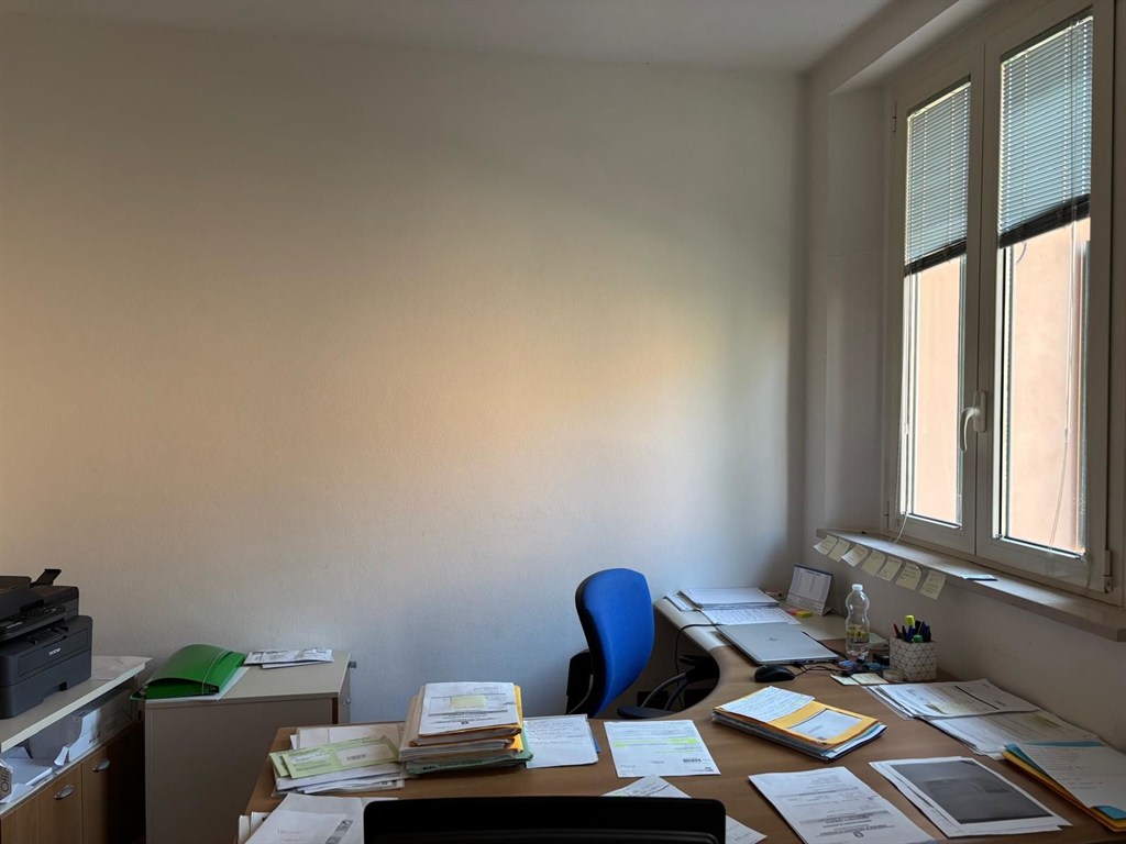 Proponiamo in vendita in zona tranquilla ed in pieno centro città, un immobile dislocato su due livelli, con ascensore interno e scala esterna. Possibilità di realizzare due appartamenti