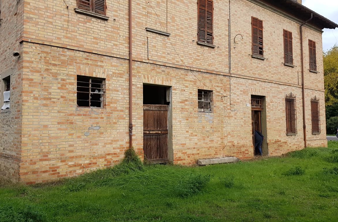 CASA INDIPENDENTE CON CAPANNONE