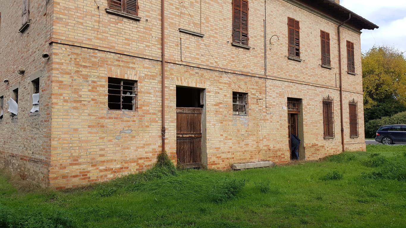 CASA INDIPENDENTE CON CAPANNONE