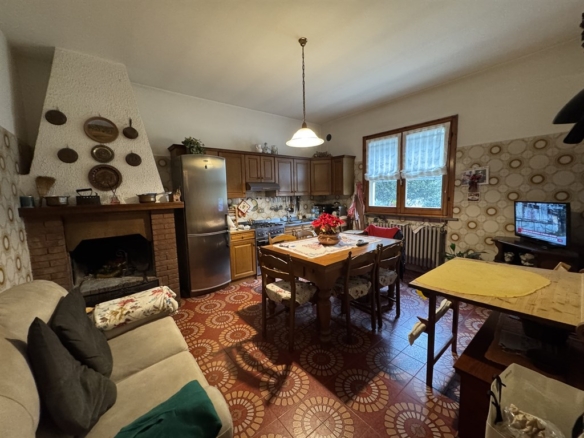 CASA INDIPENDENTE TRA CAMPAGNA E MARE