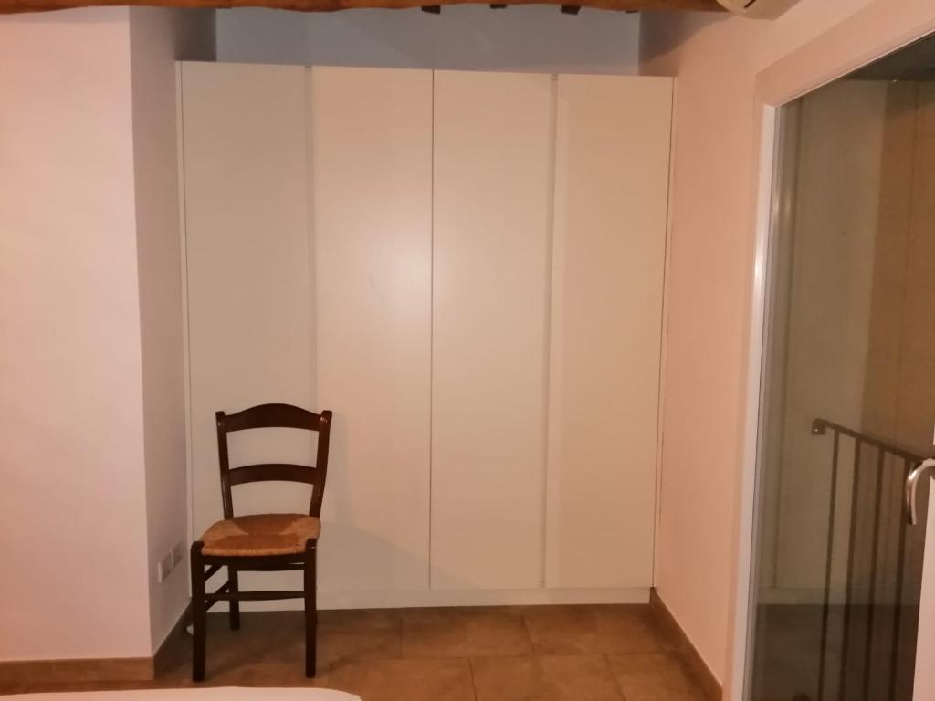 CASA ABBINATA AD UN LATO DI RAPPRESENTANZA IN CENTRO STORICO IN AFFITTO