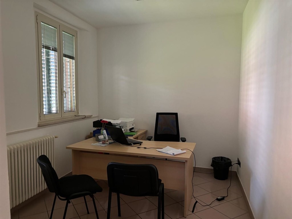Proponiamo in vendita in zona tranquilla ed in pieno centro città, un immobile dislocato su due livelli, con ascensore interno e scala esterna. Possibilità di realizzare due appartamenti