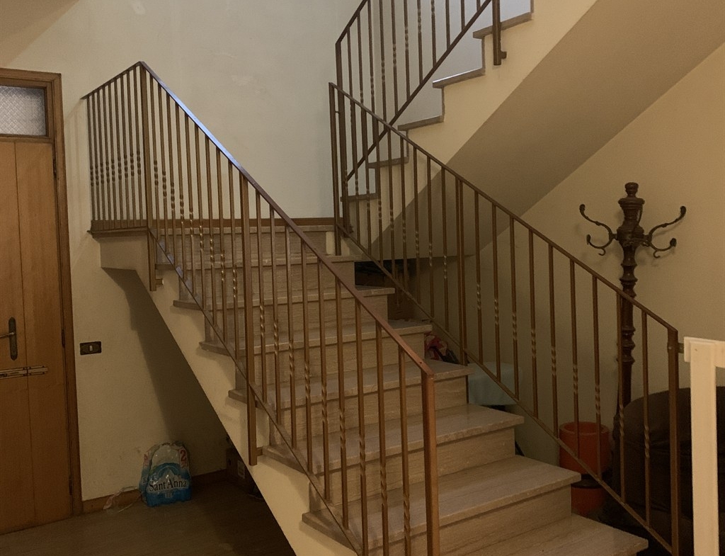 Rif. LG872  RUSSI(RA) vendesi ampia casa indipendente