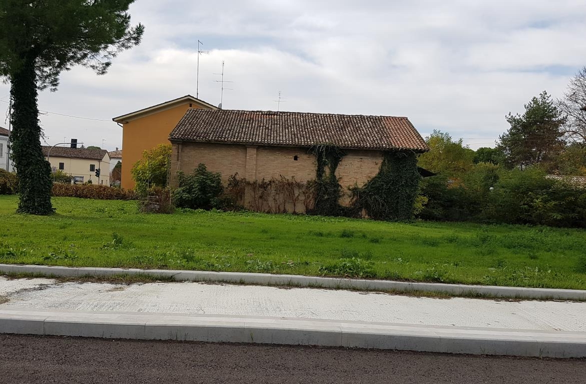 CASA INDIPENDENTE CON CAPANNONE