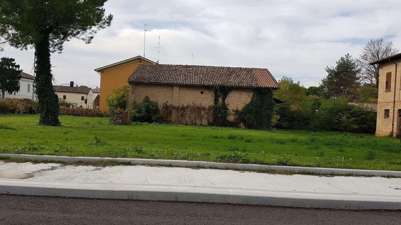 CASA INDIPENDENTE CON CAPANNONE