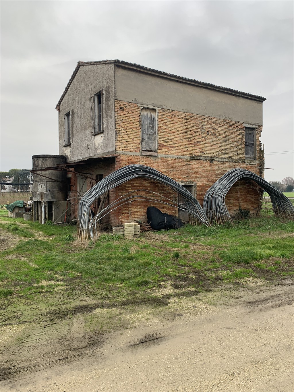 Rif. LG872  RUSSI(RA) vendesi ampia casa indipendente