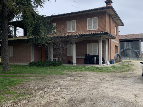 Rif. LG872  RUSSI(RA) vendesi ampia casa indipendente