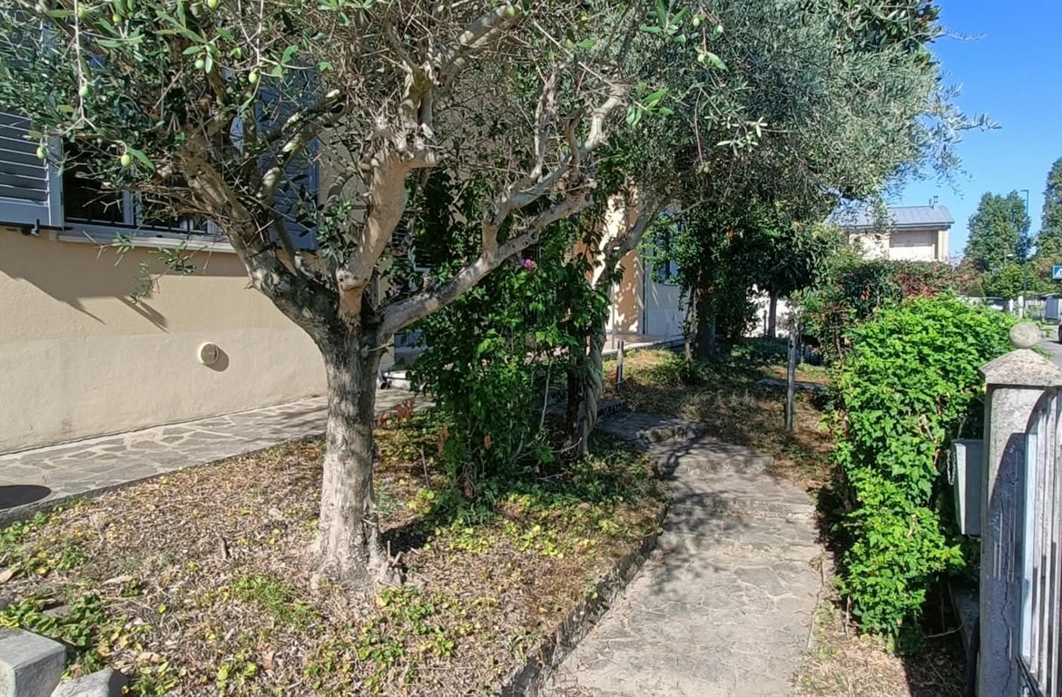 PORZIONE DI VILLETTA AD ANGOLO ZONA BORGO NUOVO/ ESP