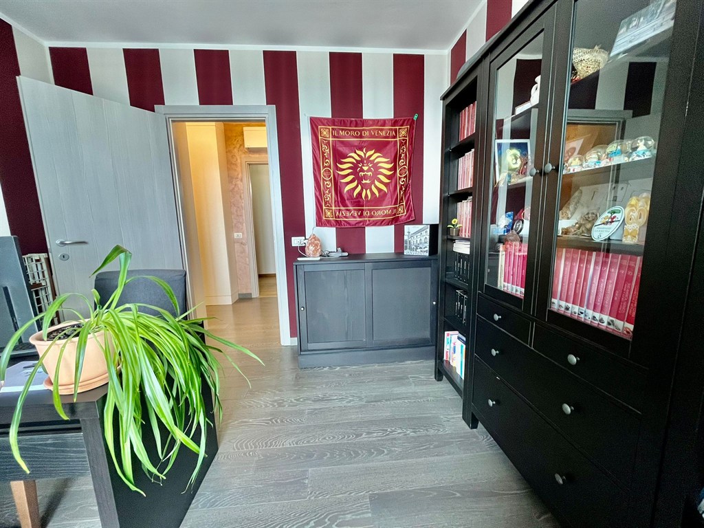 APPARTAMENTO DI AMPIE DIMENSIONI IN ZONA DARSENA