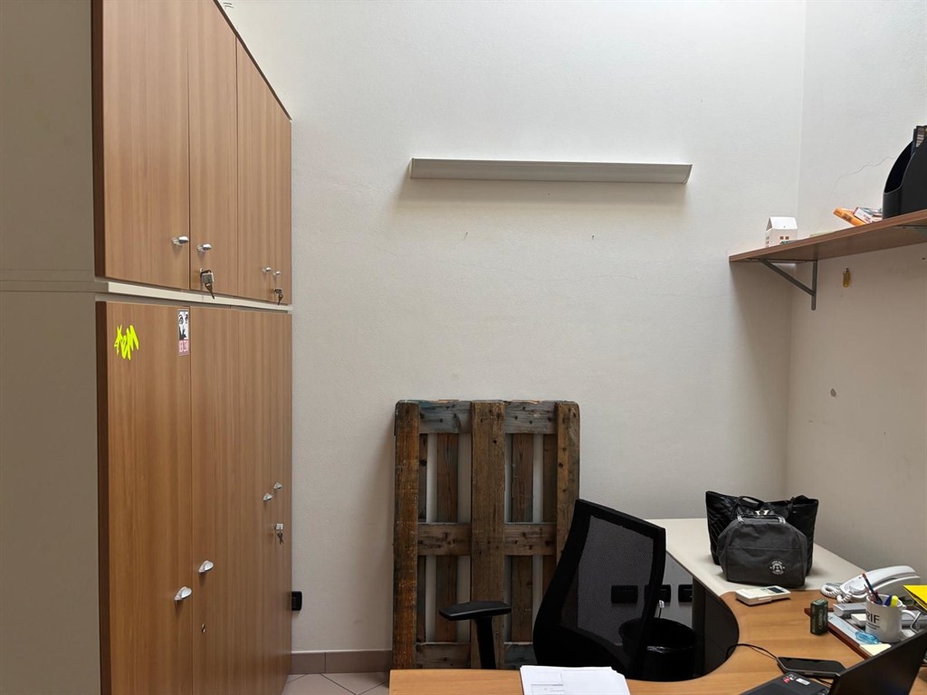 Proponiamo in vendita in zona tranquilla ed in pieno centro città, un immobile dislocato su due livelli, con ascensore interno e scala esterna. Possibilità di realizzare due appartamenti