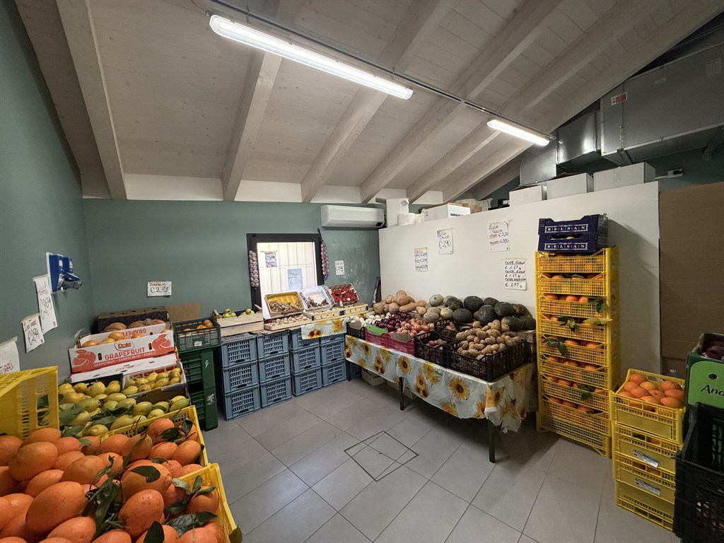 NEGOZIO IN VENDITA’ CON ATTIVITA’ AVVIATA
