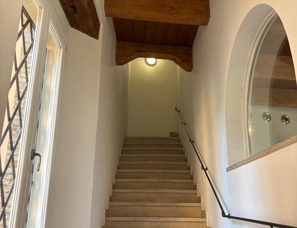 Proponiamo in vendita un ottima palazzina indipendente in centro città