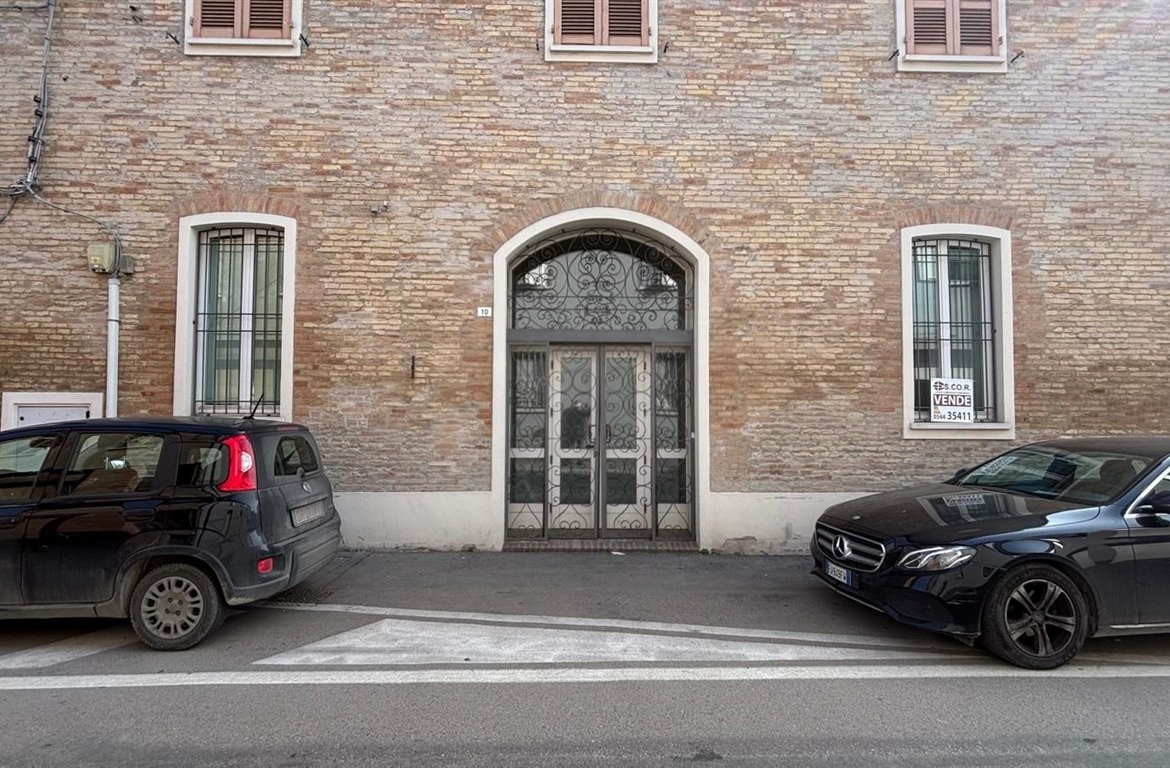 Proponiamo in vendita un ottima palazzina indipendente in centro città