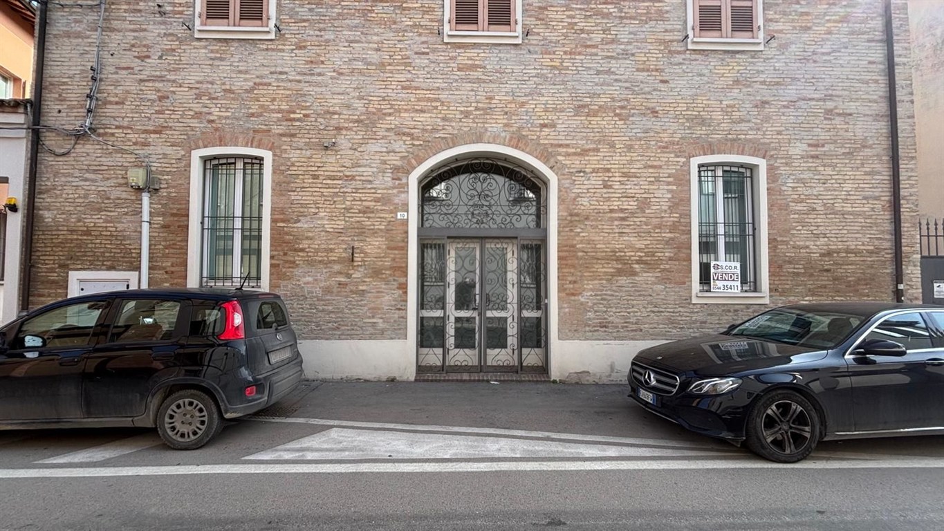 Proponiamo in vendita un ottima palazzina indipendente in centro città
