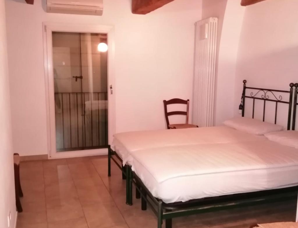 CASA ABBINATA AD UN LATO DI RAPPRESENTANZA IN CENTRO STORICO IN AFFITTO