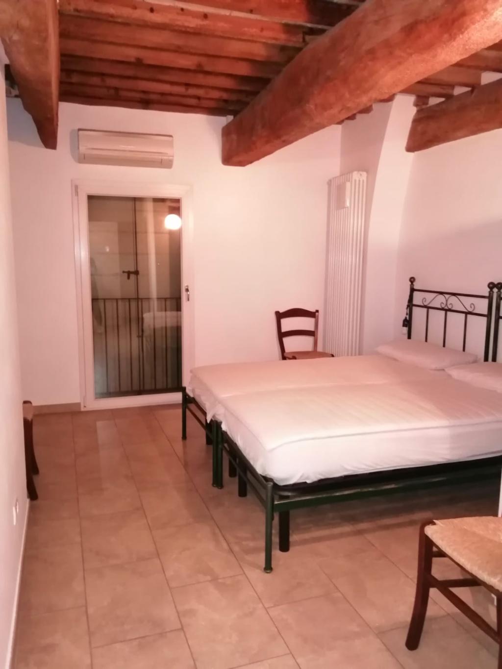 CASA ABBINATA AD UN LATO DI RAPPRESENTANZA IN CENTRO STORICO IN AFFITTO