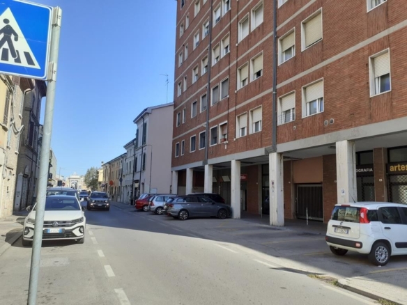 NEGOZIO – Ravenna Via Ravenna – zona centrale, vicino Conad Cesarea