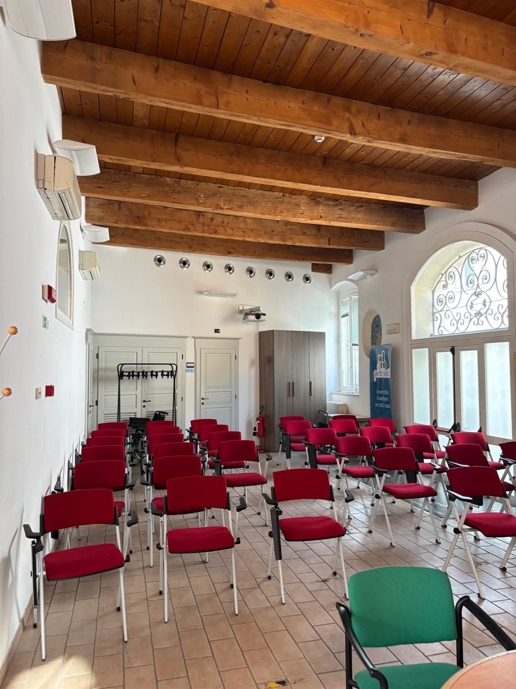 Proponiamo in vendita un ottima palazzina indipendente in centro città