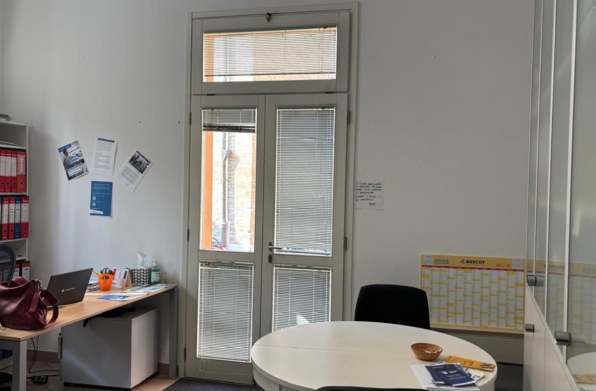 Proponiamo in vendita un intero palazzo in centro uso uffici con possibilità di cambio di destinazione d’uso.