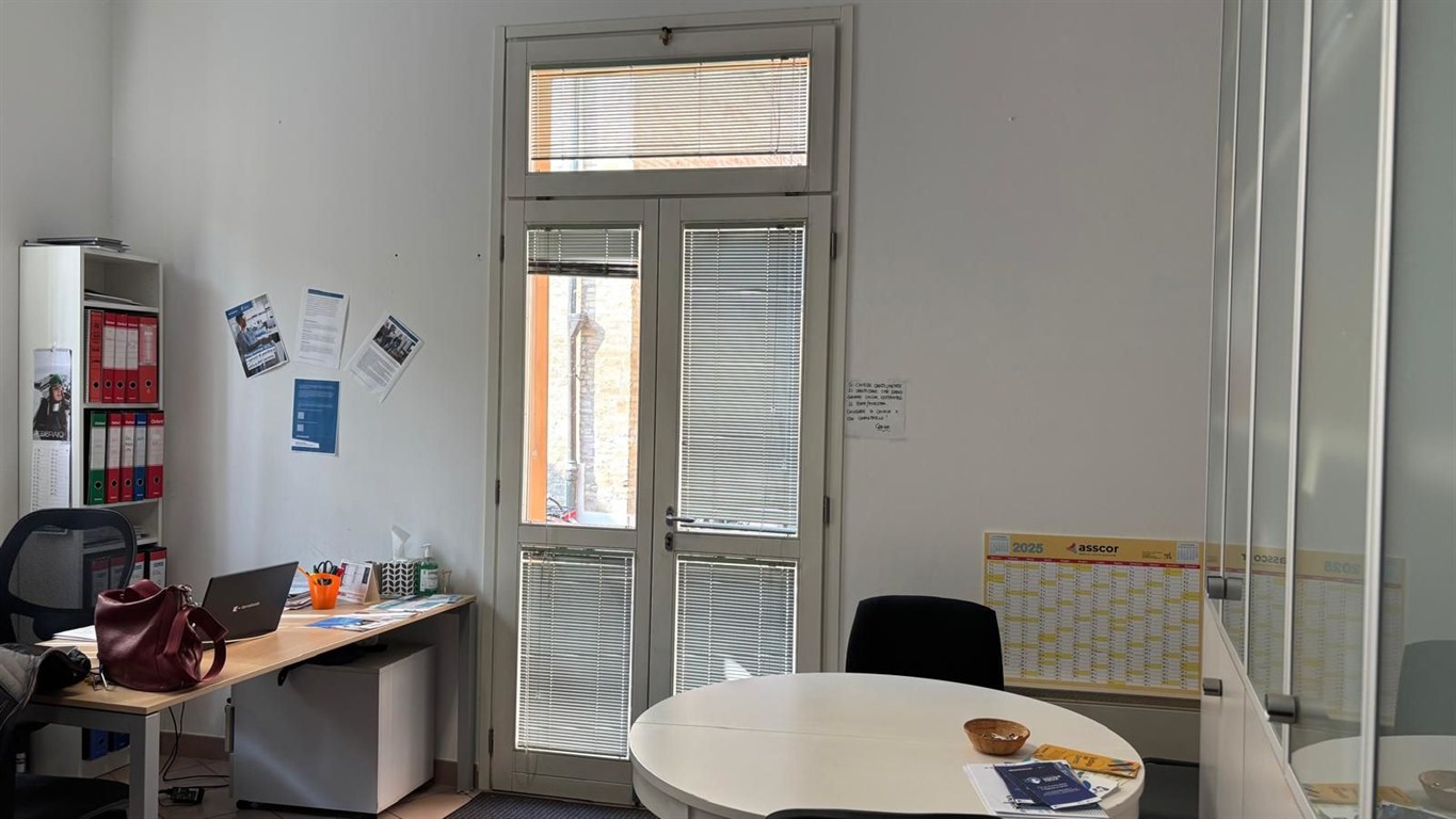 Proponiamo in vendita un intero palazzo in centro uso uffici con possibilità di cambio di destinazione d’uso.