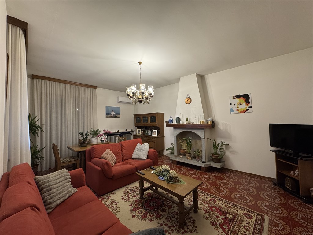 CASA INDIPENDENTE TRA CAMPAGNA E MARE