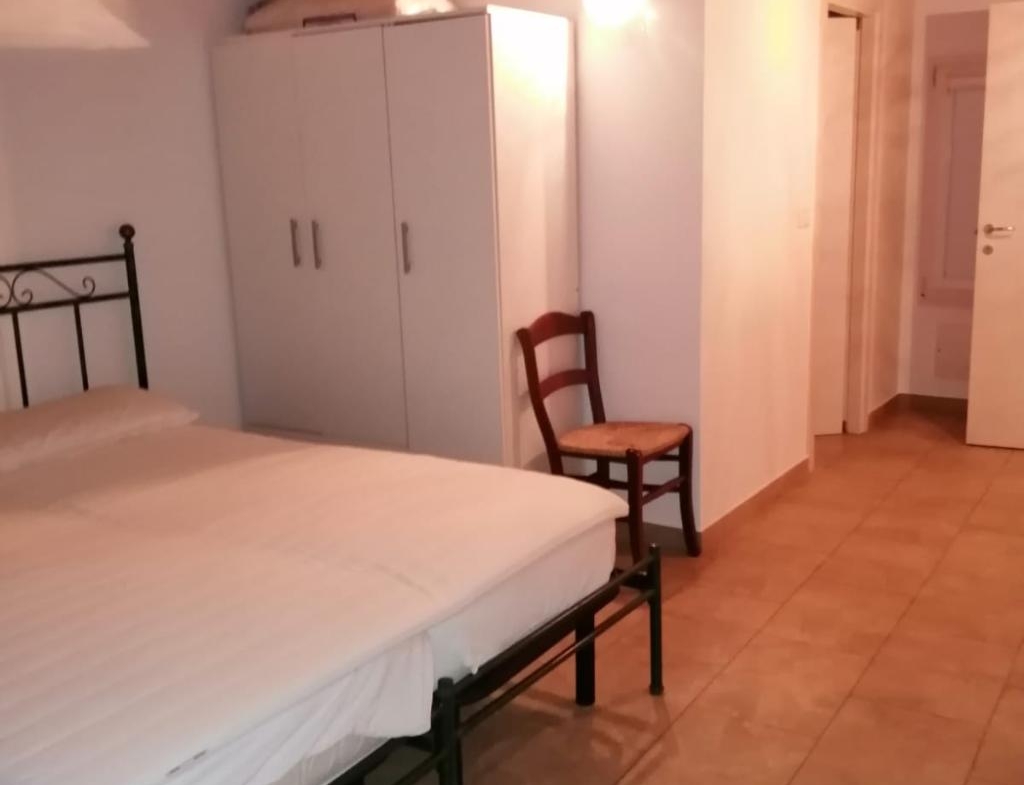 CASA ABBINATA AD UN LATO DI RAPPRESENTANZA IN CENTRO STORICO IN AFFITTO