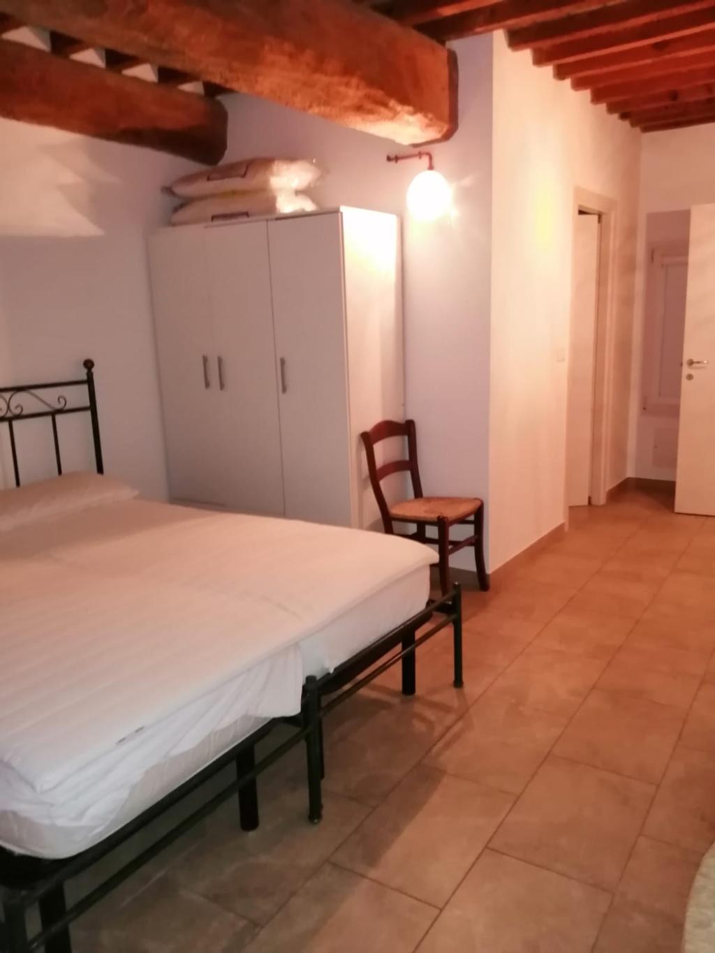 CASA ABBINATA AD UN LATO DI RAPPRESENTANZA IN CENTRO STORICO IN AFFITTO