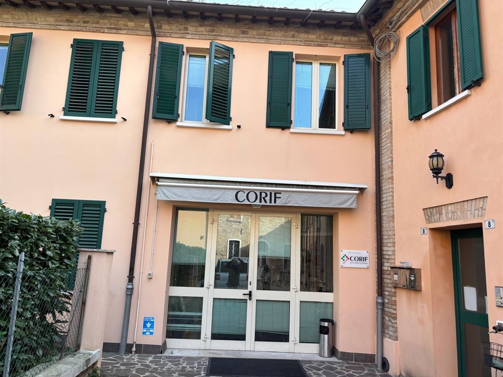 Proponiamo in vendita in zona tranquilla ed in pieno centro città, un immobile dislocato su due livelli, con ascensore interno e scala esterna. Possibilità di realizzare due appartamenti