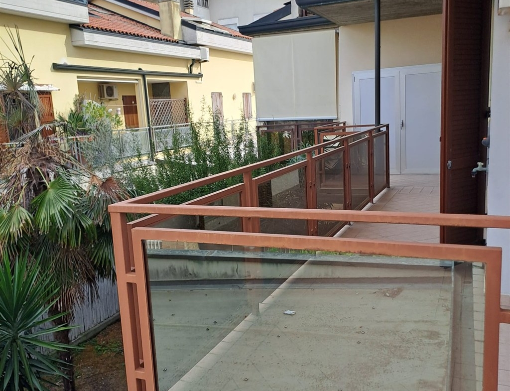 APPARTAMENTO MARINA DI RAVENNA CON AMPIO TERRAZZO E DUE POSTI AUTO