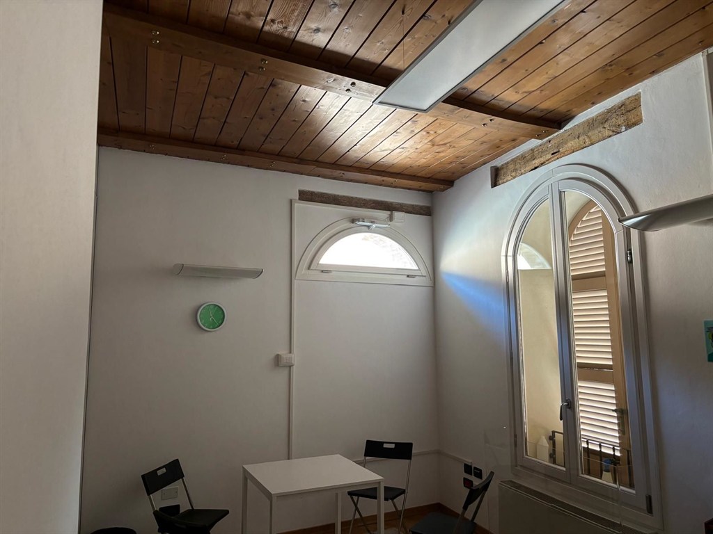 Proponiamo in vendita un ottima palazzina indipendente in centro città