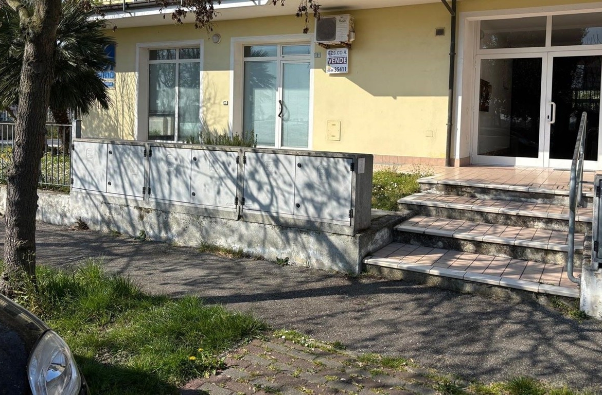 Proponiamo in vendita immobile direzionale con possibilità di cambio di destinazione d’uso in residenziale situato in prossimità di Ravenna. Possibile realizzazione di due appartamenti.