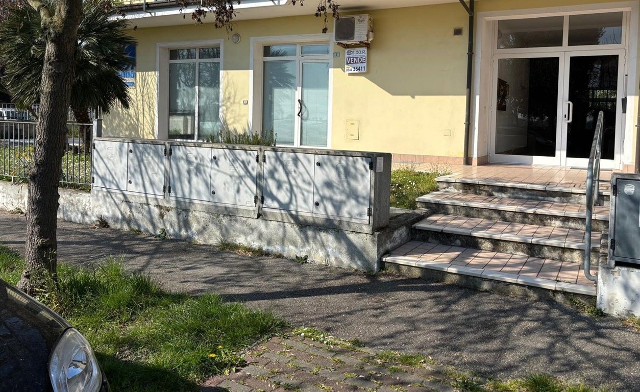 Proponiamo in vendita immobile direzionale con possibilità di cambio di destinazione d’uso in residenziale situato in prossimità di Ravenna. Possibile realizzazione di due appartamenti.