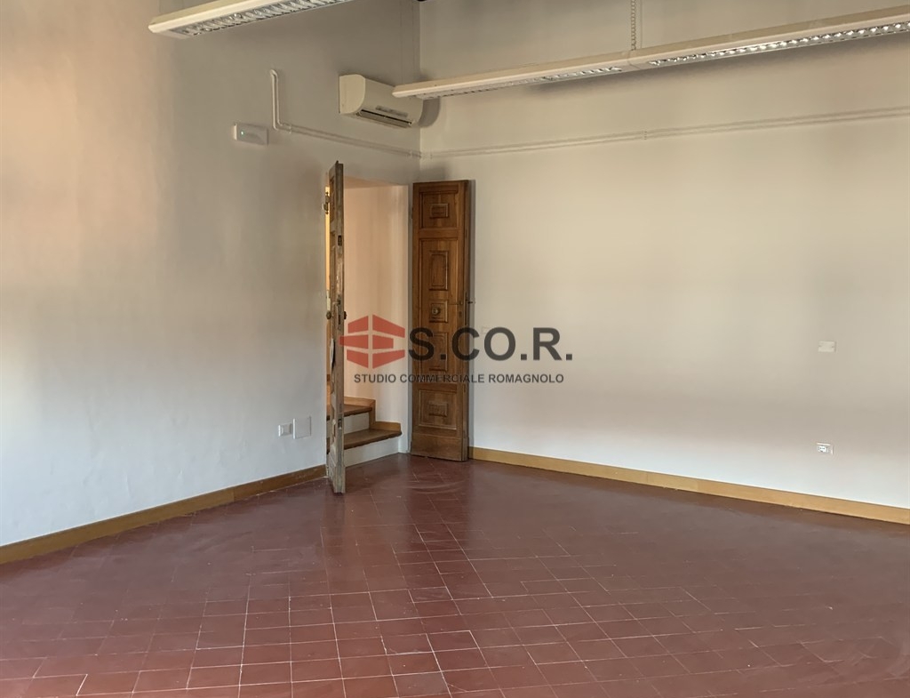 Rif. LG871  – RAVENNA CENTRO STORICO, AFFITTASI AMPIO UFFICIO