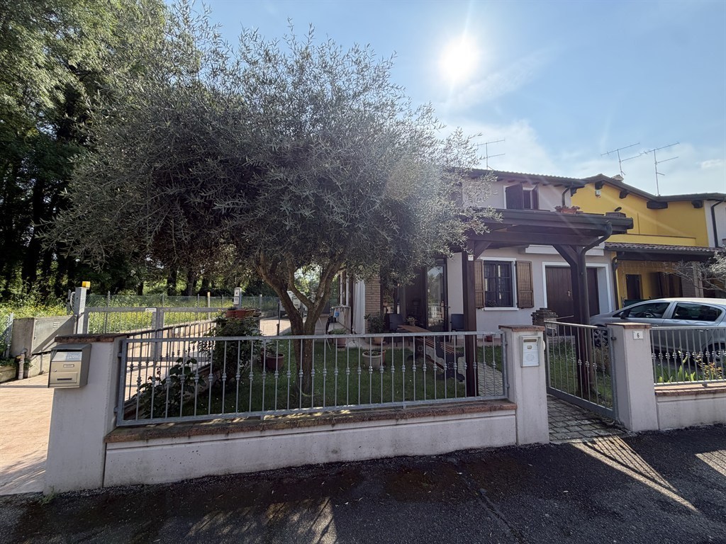 VILLETTA ABBINATA AD UN LATO A SAN MARCO