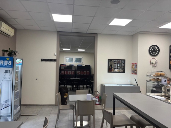 Proponiamo in vendita scopo investimento ottimo Bar avviato e locato in zona strategica di passaggio.