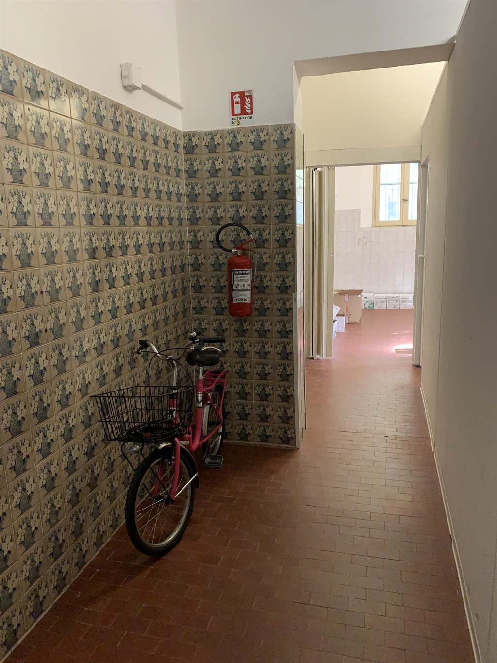 RIF.LG865/BIS    RAVENNA CENTRO STORICO VENDESI AMPIO LOCALE DA RISTRUTTURARE