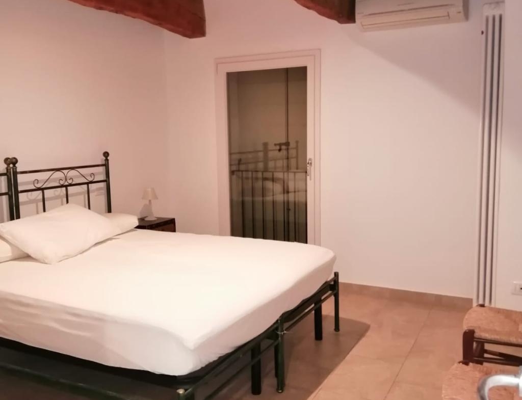 CASA ABBINATA AD UN LATO DI RAPPRESENTANZA IN CENTRO STORICO IN AFFITTO