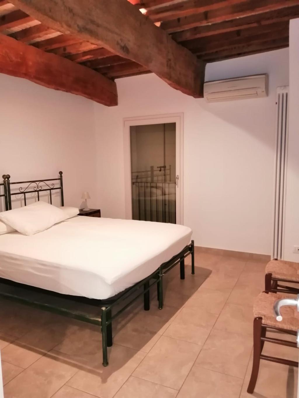 CASA ABBINATA AD UN LATO DI RAPPRESENTANZA IN CENTRO STORICO IN AFFITTO