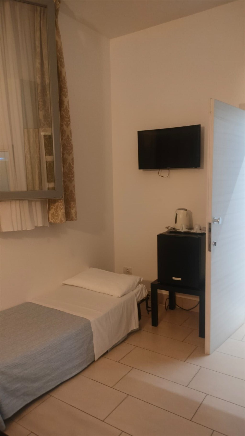 Proponiamo in vendita immobile adibito a Room & Breakfast, affittacamere, locanda, di mq. 203, ad euro 360.000, scopo investimento.