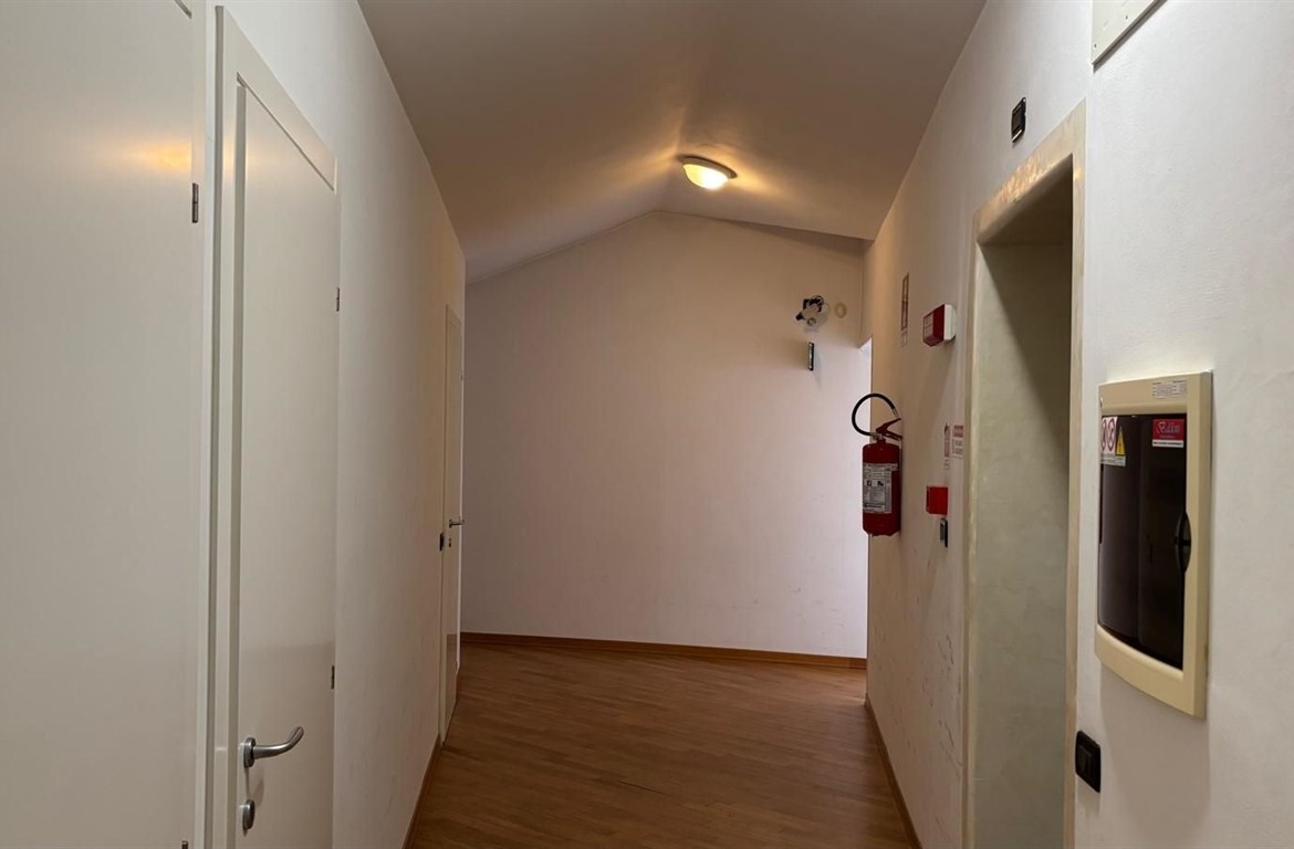 Proponiamo in vendita un intero palazzo in centro uso uffici con possibilità di cambio di destinazione d’uso.