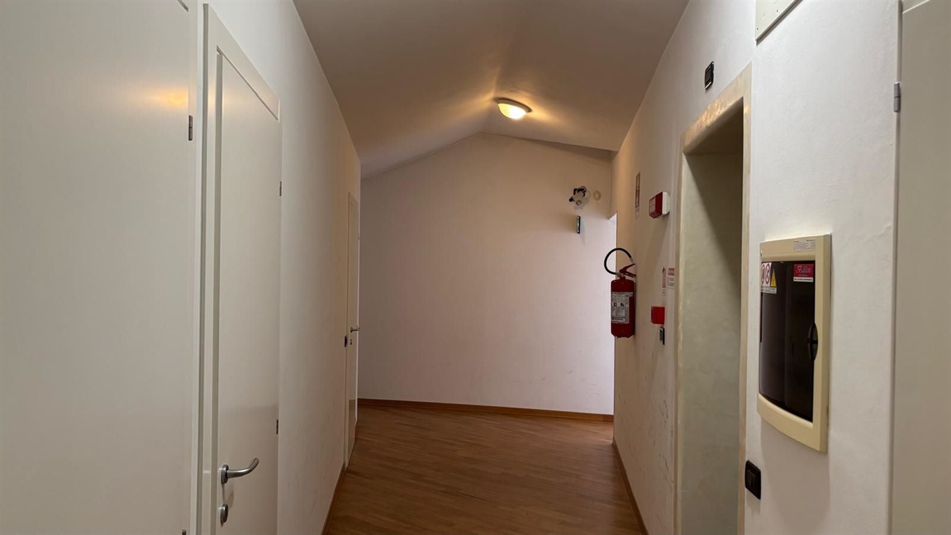 Proponiamo in vendita un intero palazzo in centro uso uffici con possibilità di cambio di destinazione d’uso.