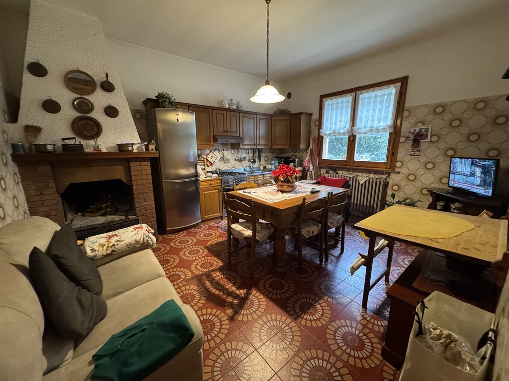 CASA INDIPENDENTE TRA CAMPAGNA E MARE
