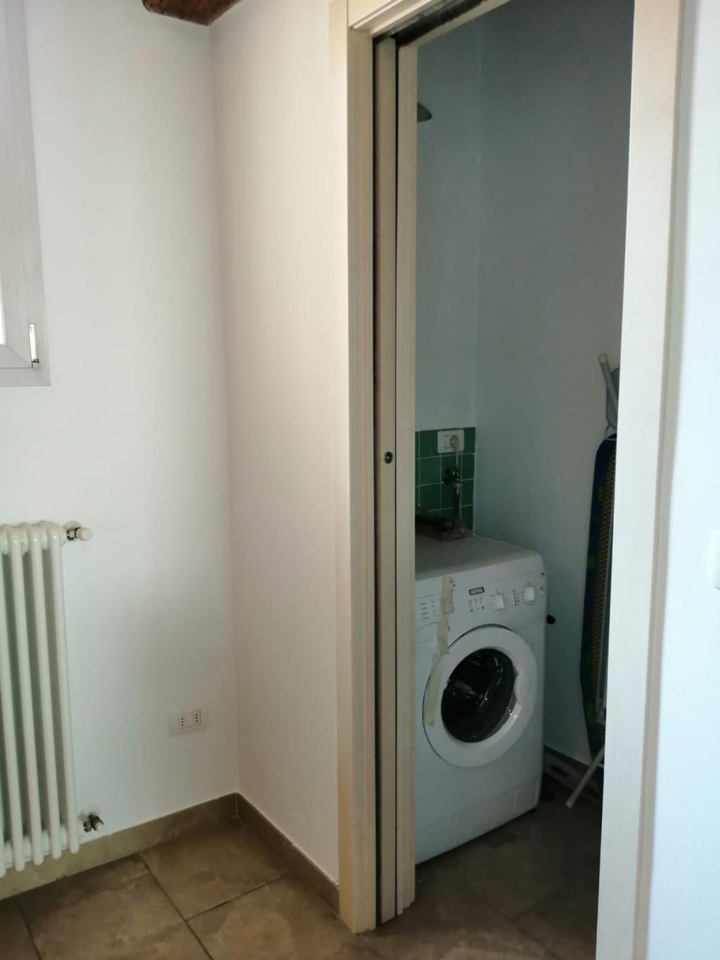 CASA ABBINATA AD UN LATO DI RAPPRESENTANZA IN CENTRO STORICO IN AFFITTO