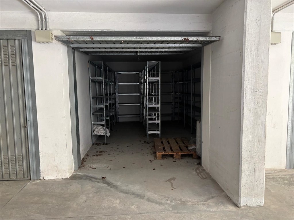 Proponiamo in vendita immobile direzionale con possibilità di cambio di destinazione d’uso in residenziale situato in prossimità di Ravenna. Possibile realizzazione di due appartamenti.