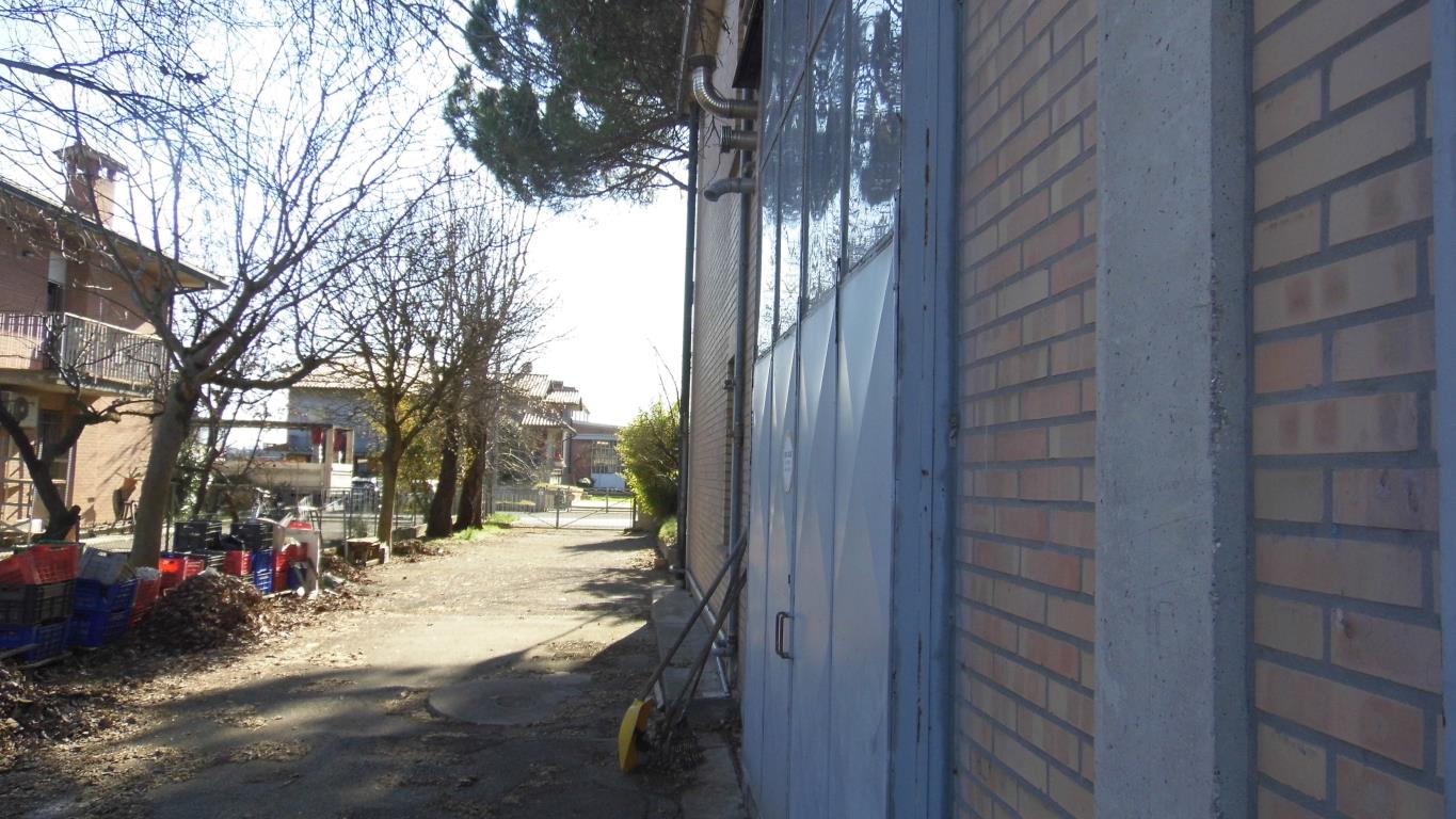 Russi (Ravenna) Capannone Artigianale con appartamenti e servizi